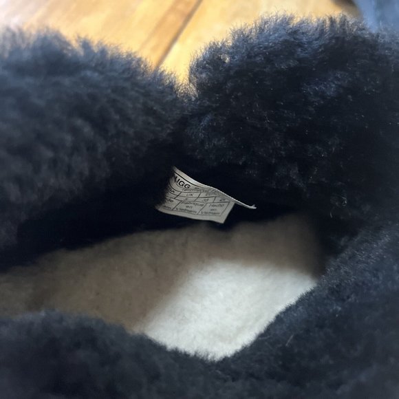 UGG Size 7 Melrose Ankle Booties Black Suede Sn 1103807 Shearling Lining - Picture 13 of 14